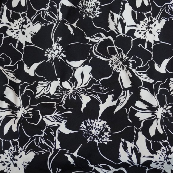 Lands' End Black and White Floral Adjustable Strap Swim Top Size‎ 2 - Picture 2 of 8